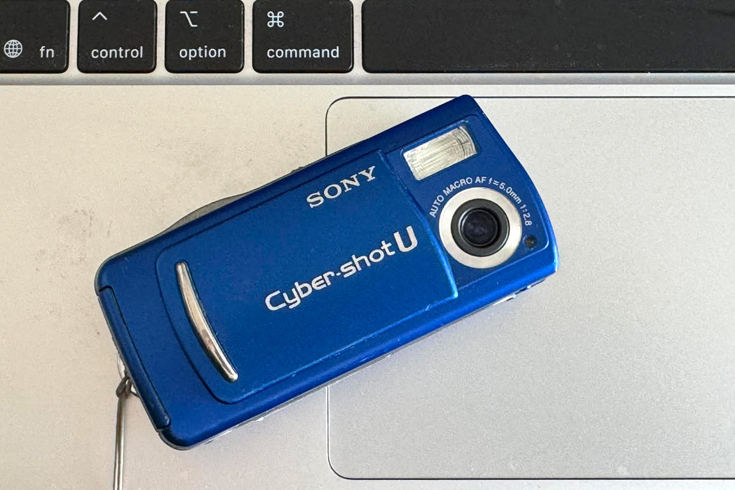 Sony Cyber-shot U20 in blue. Photo Andy Westlake