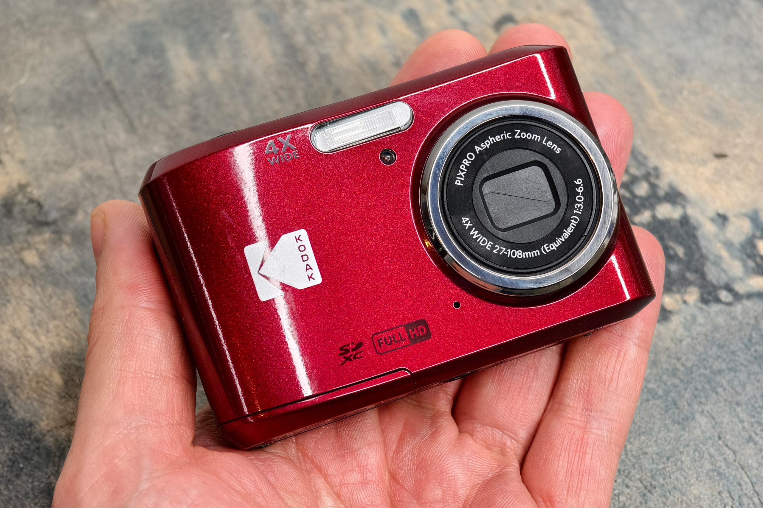 Kodak PixPro FZ45 in red. Photo JW/AP
