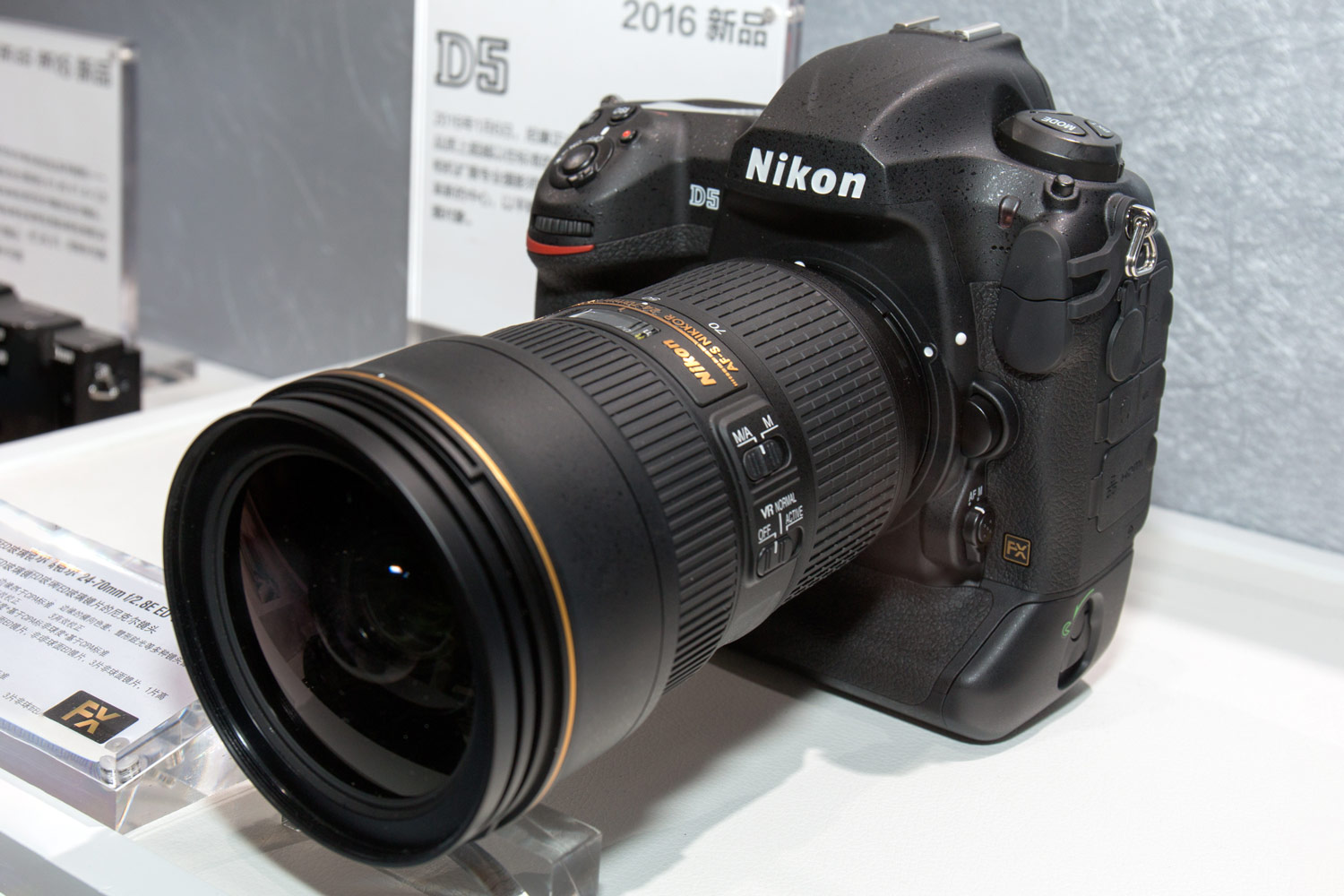 Nikon D5 with lens - By Morio - Own work, CC BY-SA 4.0