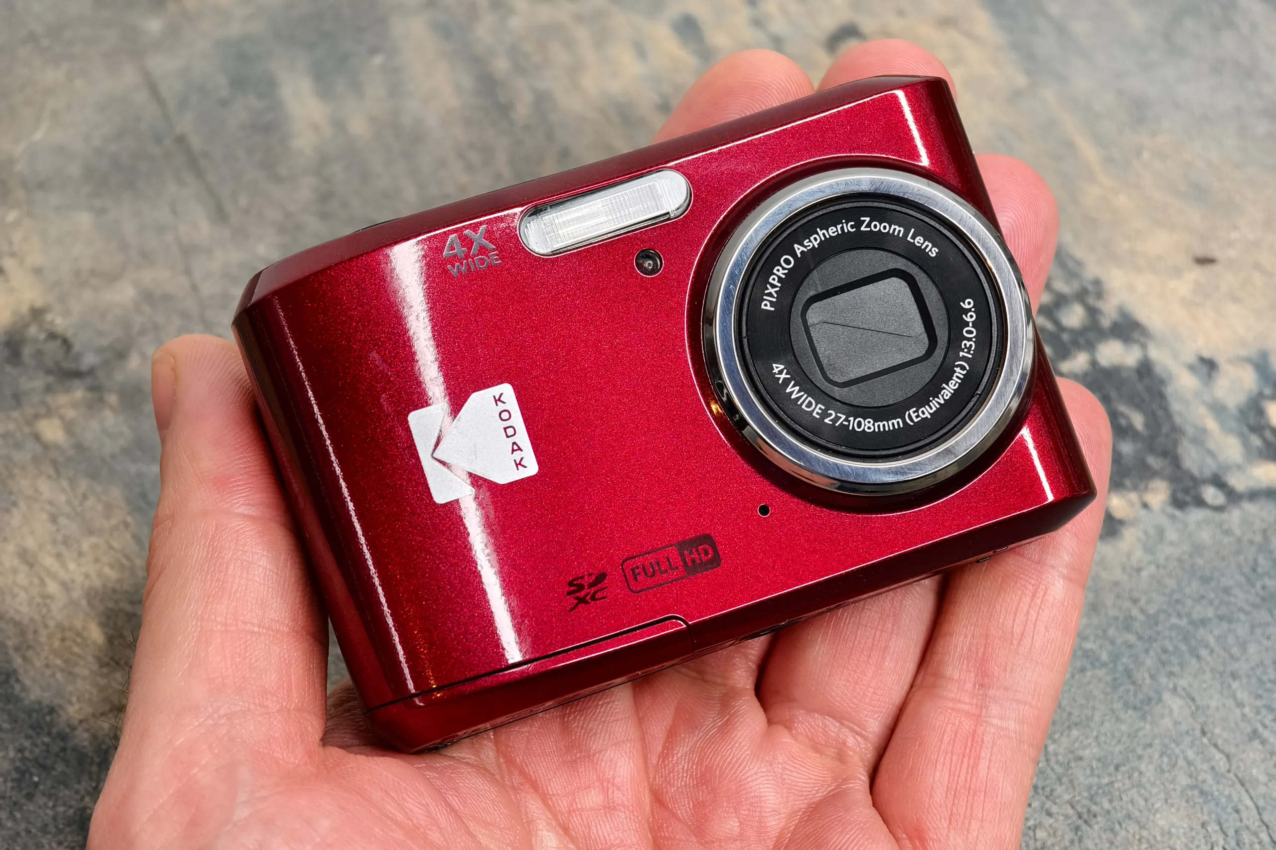 Kodak PixPro FZ45 in red. Photo JW/AP