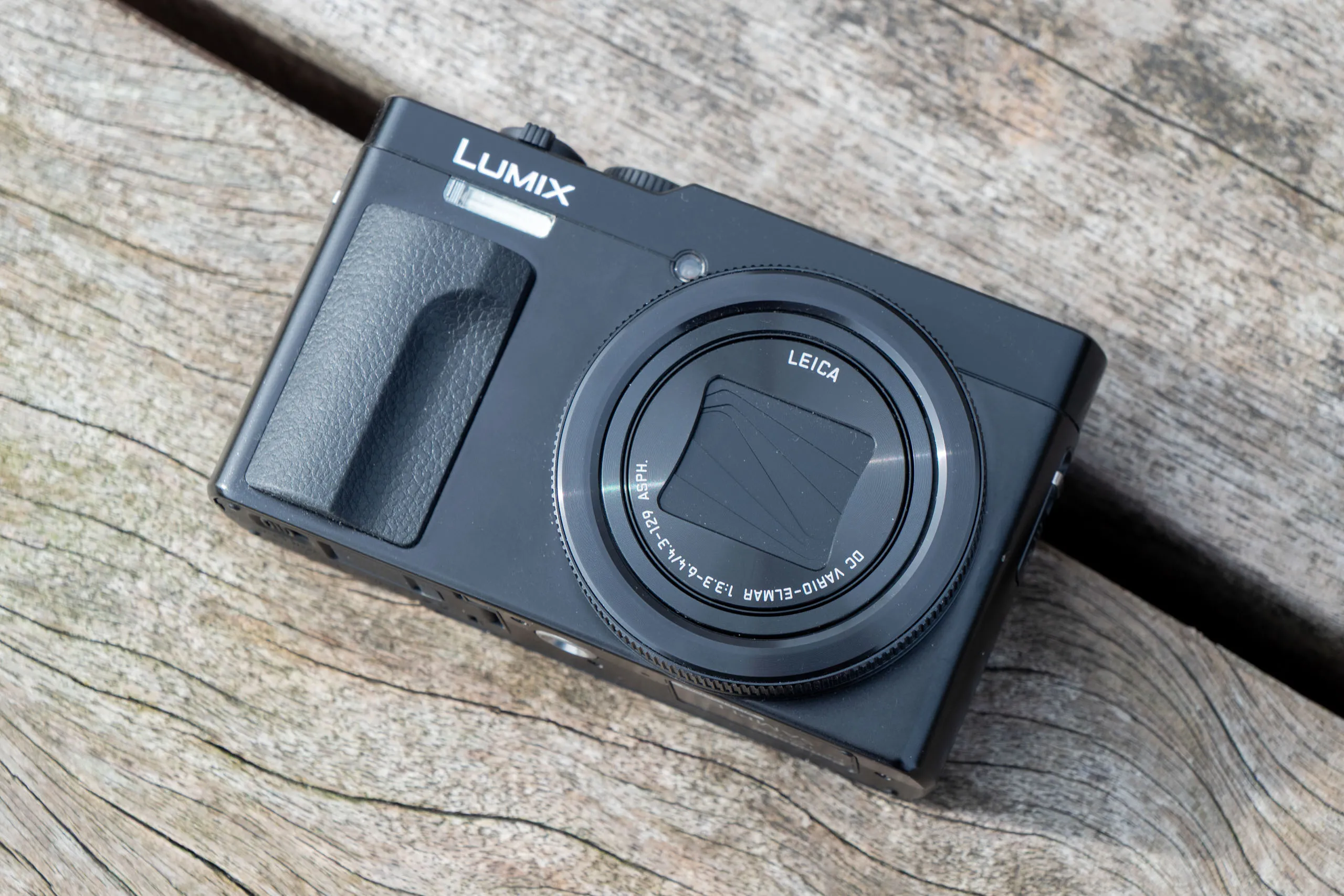 Panasonic Lumix ZS99 / TZ99 on a wooden surface