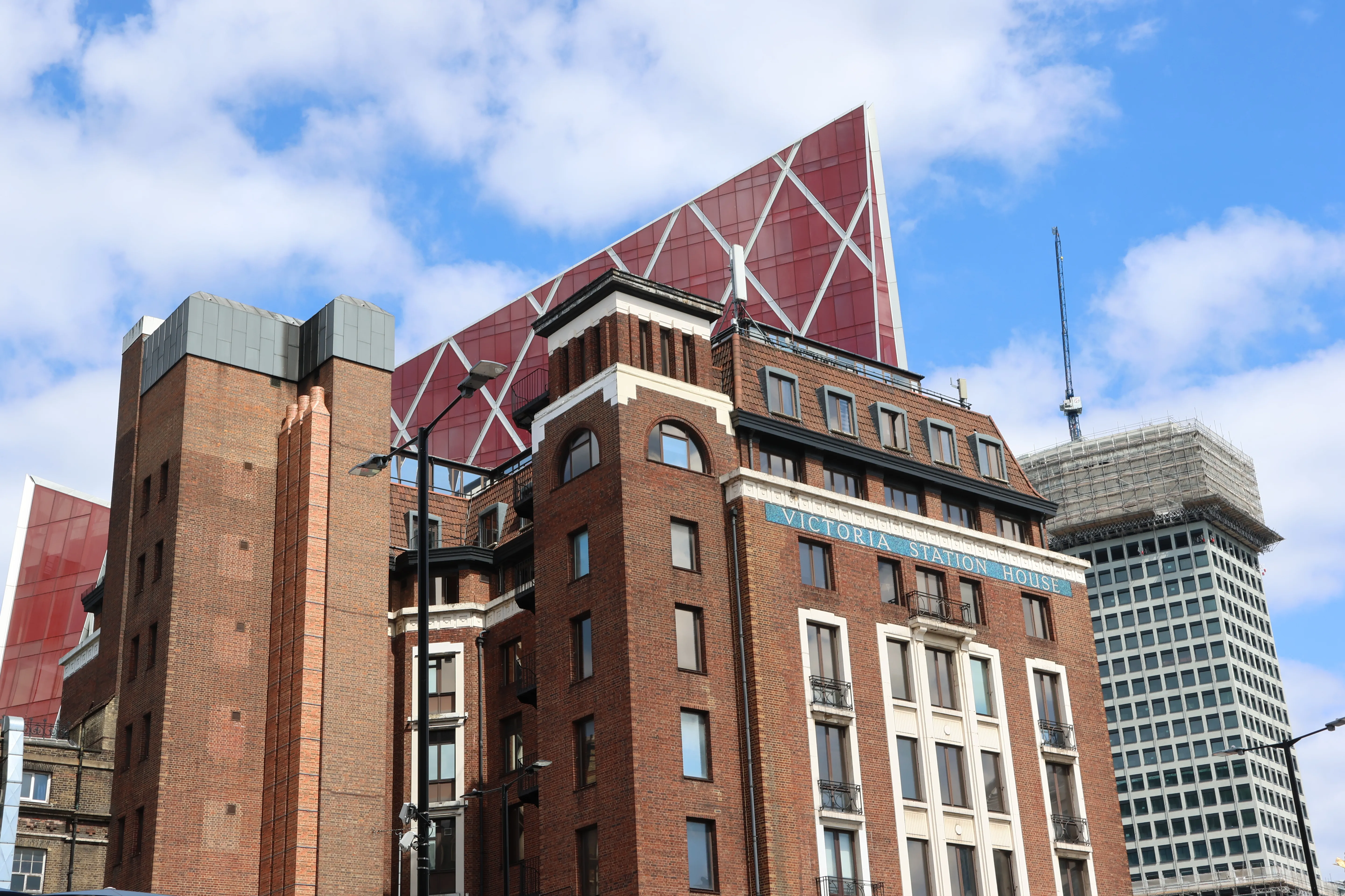 Canon PowerShot V1 architecture 50mm sample image