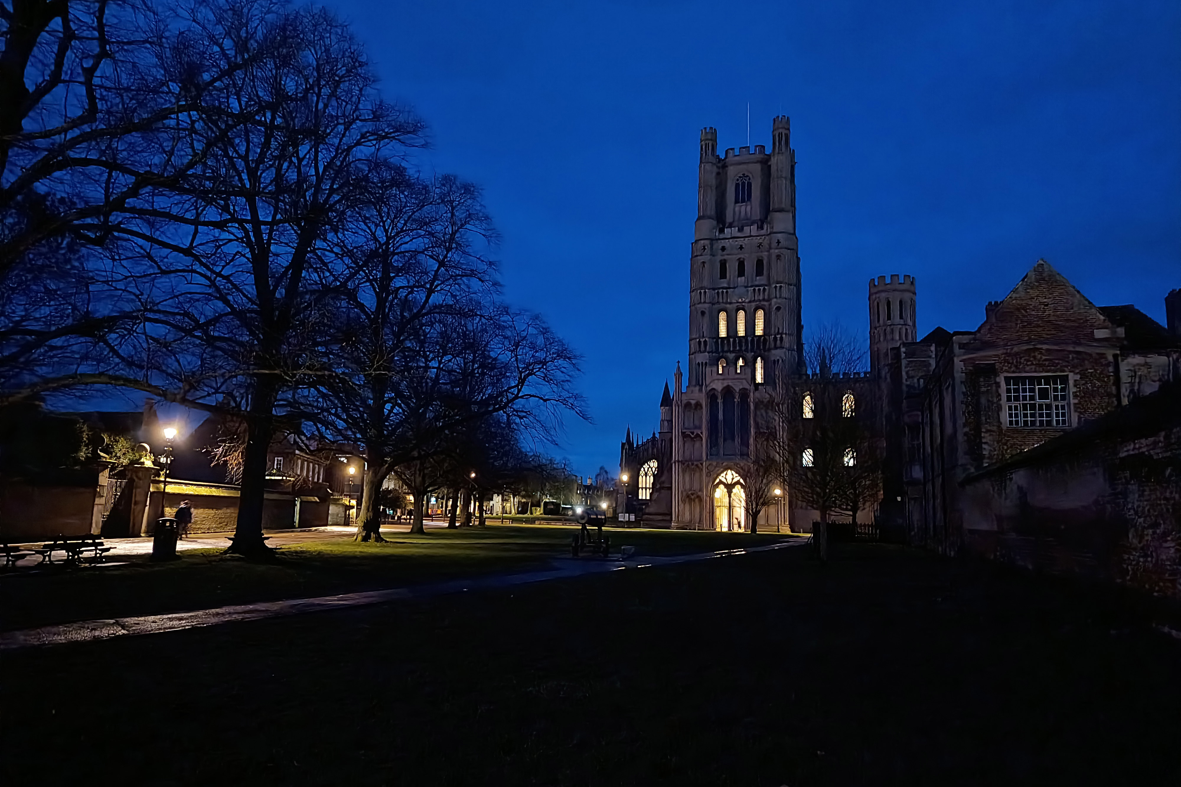 Moto G77 1x lens at night, cathedral at night