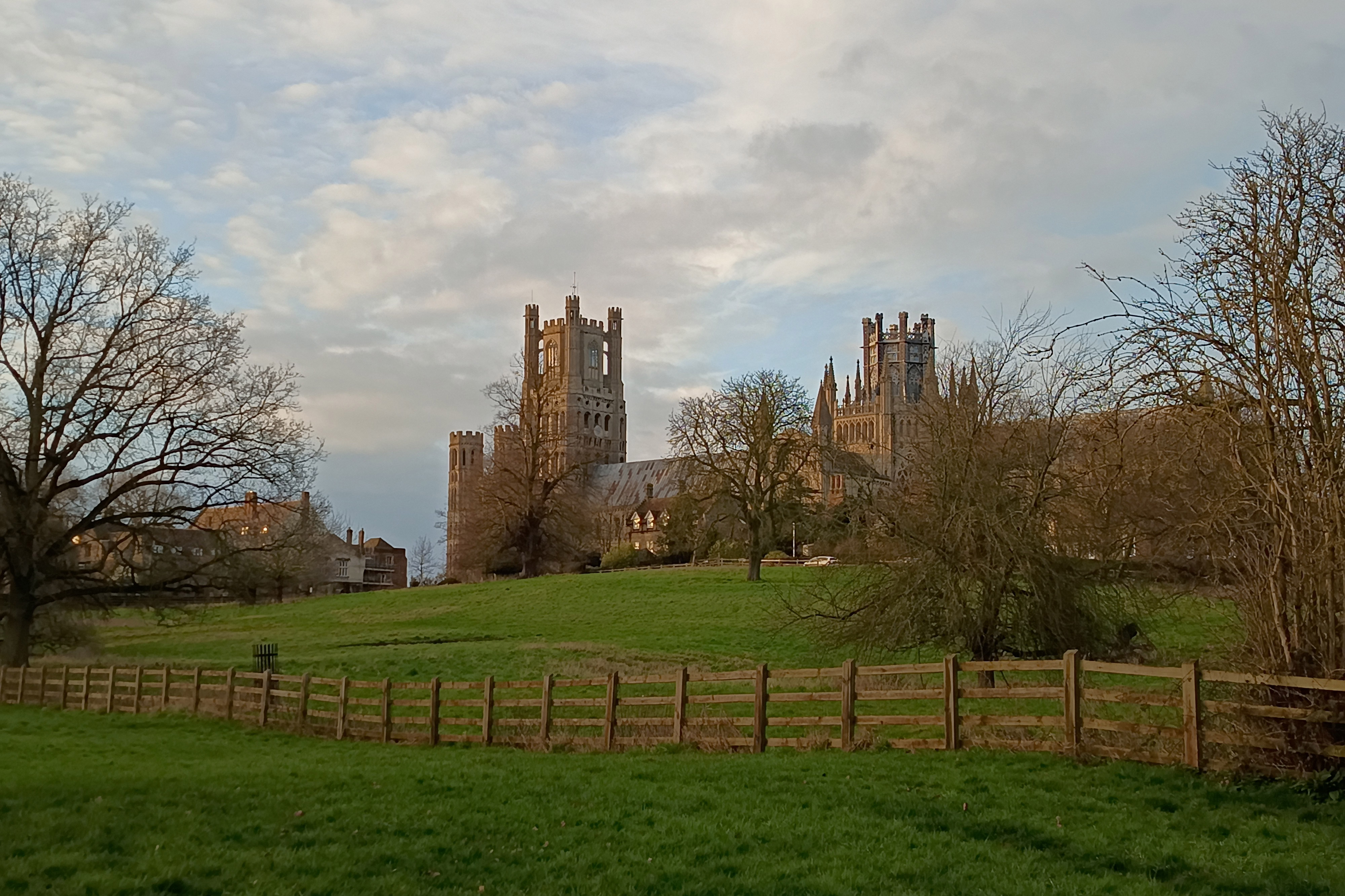 Moto G77 2x digital zoom. cathedral