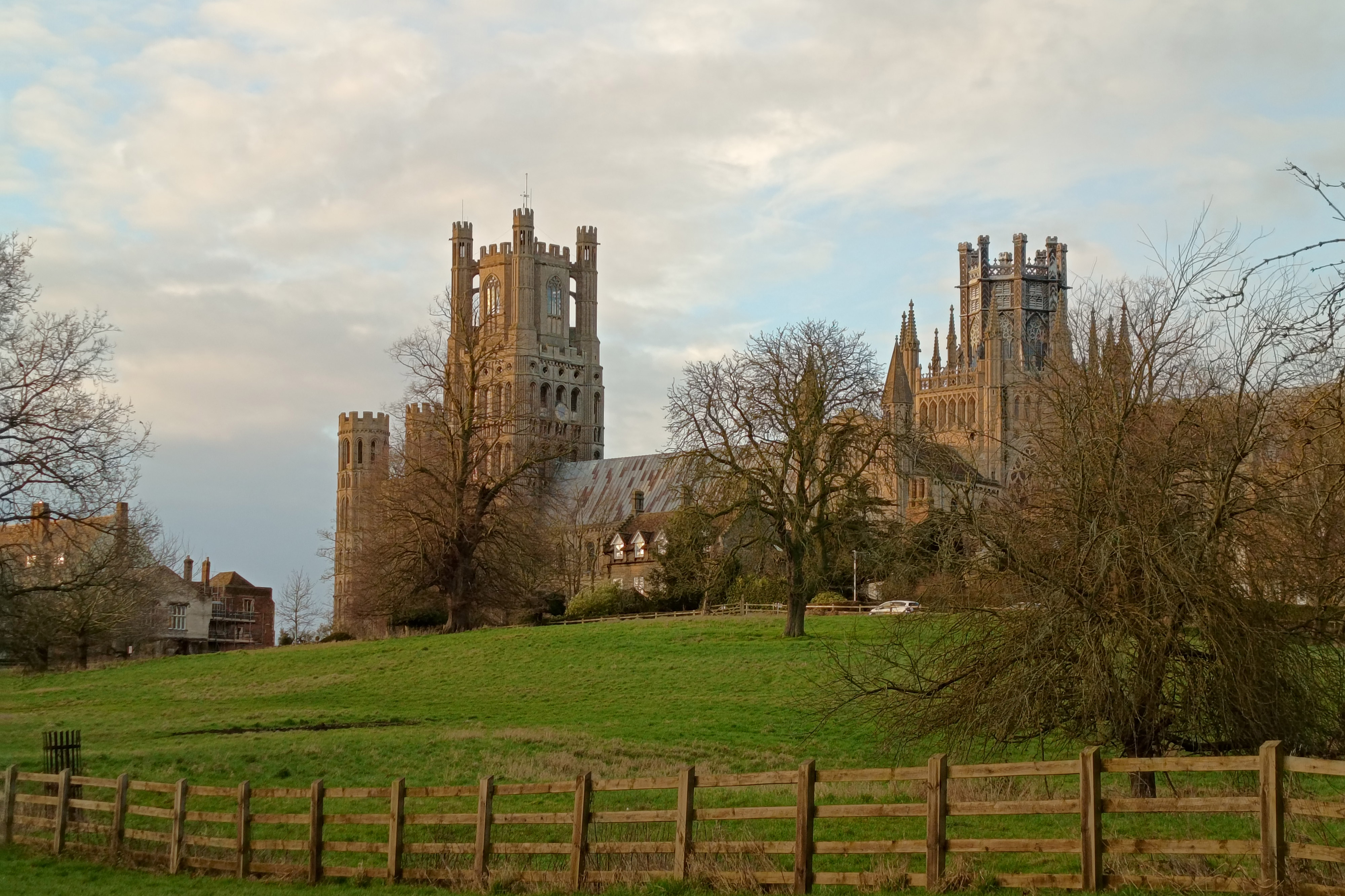 Moto G77 3x digital zoom, cathedral