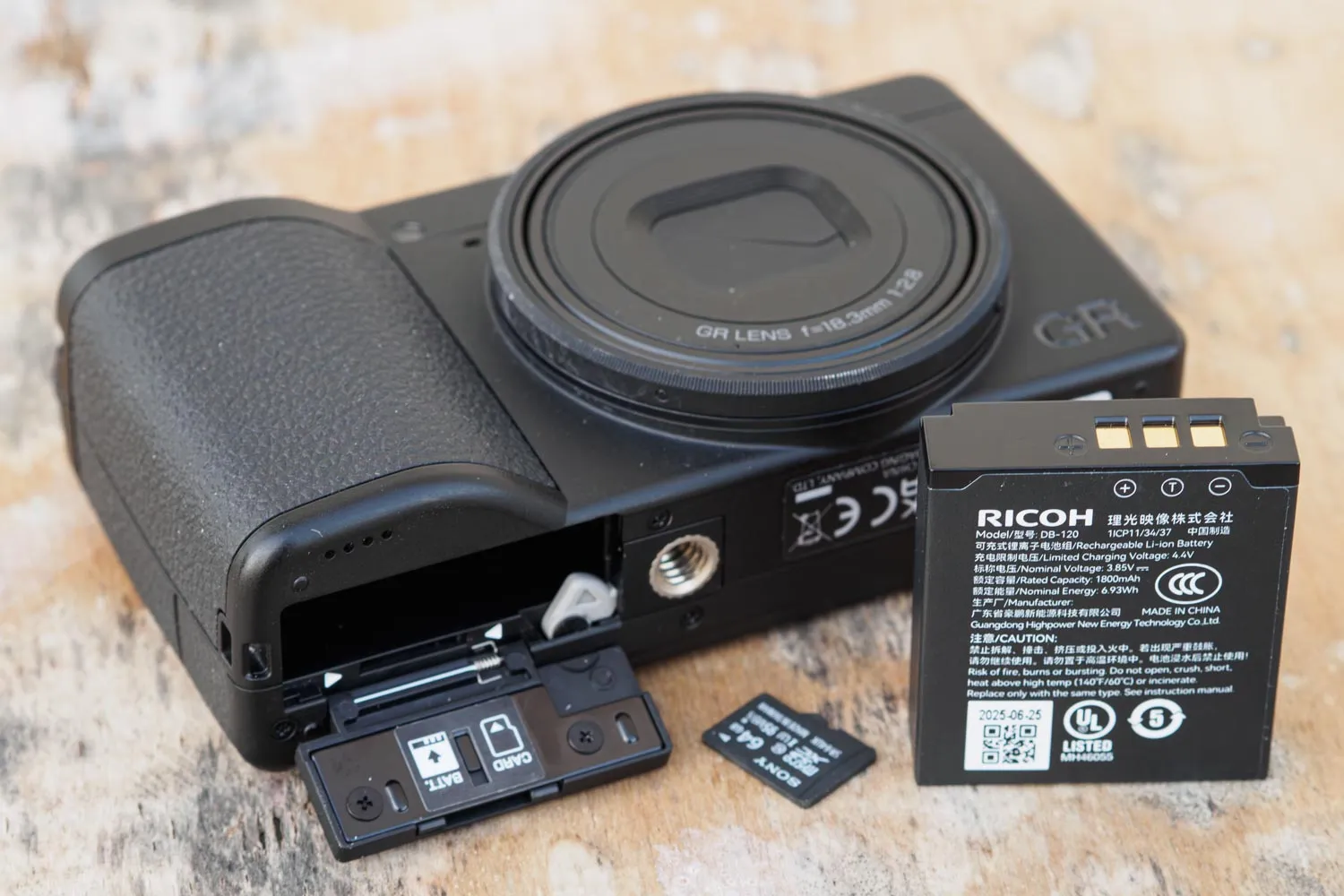 Ricoh GR IV Monochrome battery and card