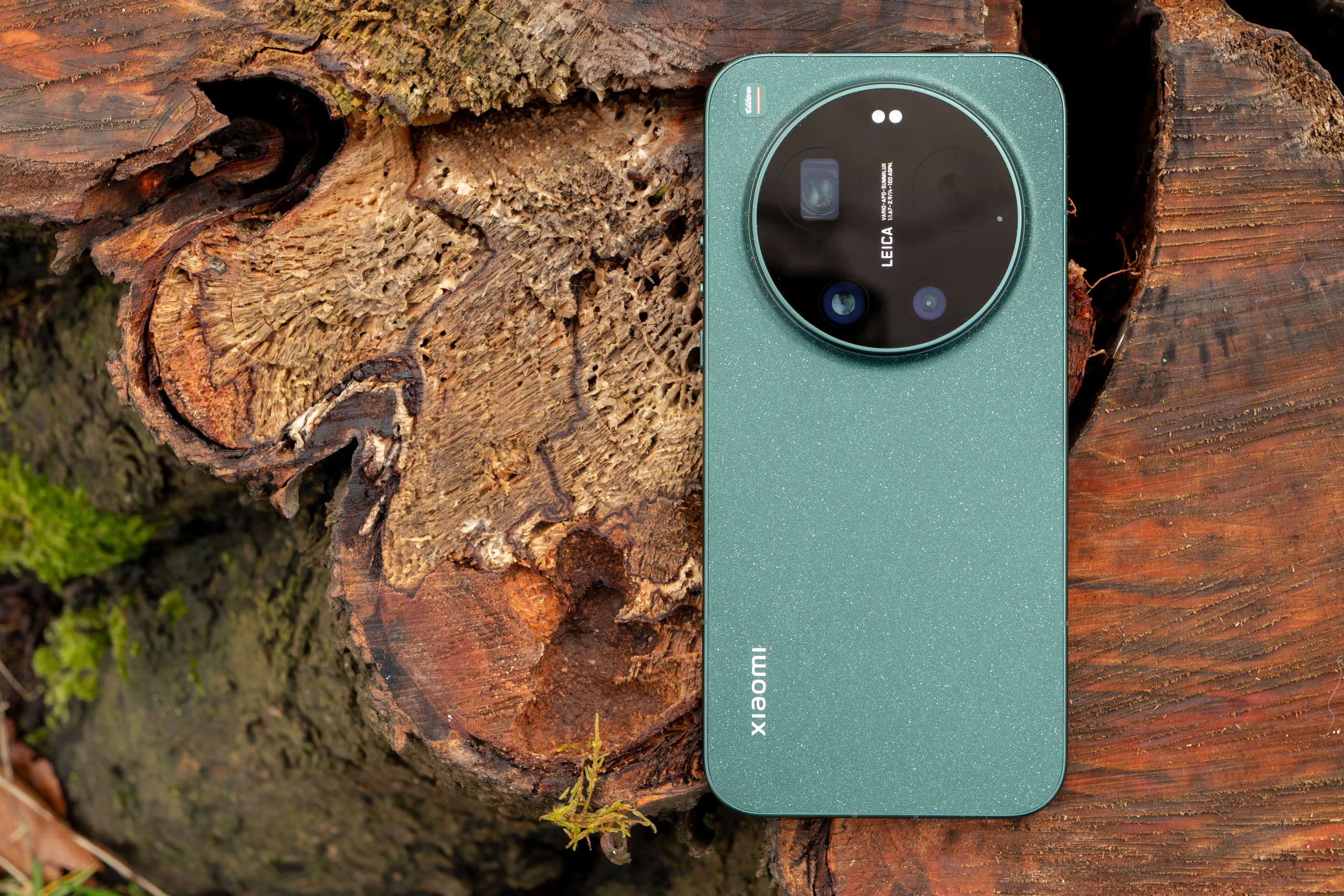 The Xiaomi 17 Ultra on a wooden log