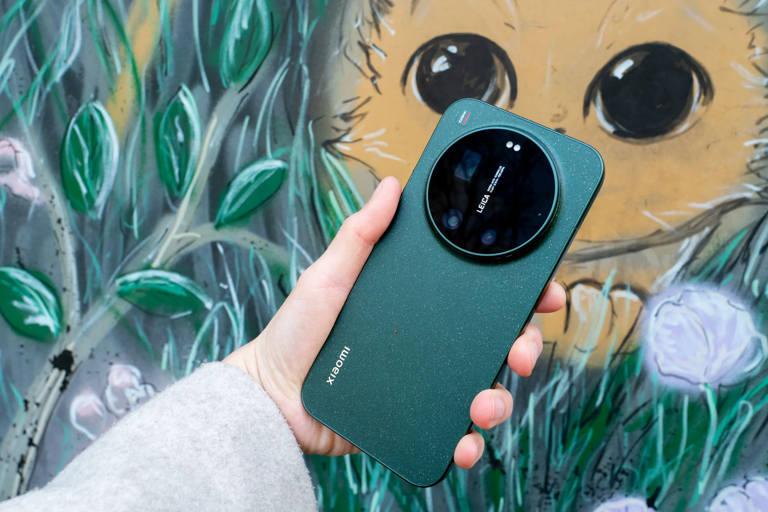 The Xiaomi 17 Ultra in hand